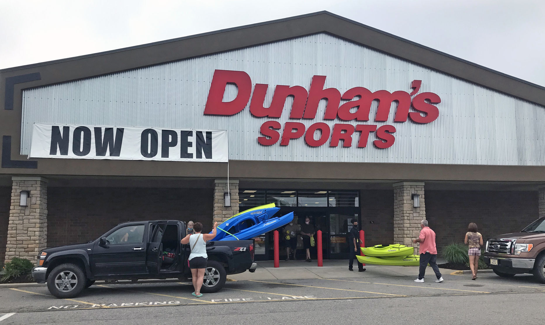 PHOTO: Dunham's opens in Hurricane